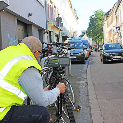 Testbetrieb im Herbst 2015: Ein Mitarbeiter der städtischen Verkehrsüberwachung richtet eine Geschwindigkeitsmessanlage in der Karl-Marx-Straße ein. Hier gilt Tempo 30.