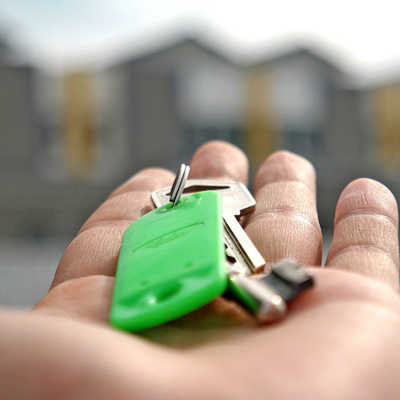Wohnungsschlüssel in einer Hand