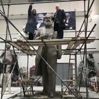 Wu Weishan zeigt Baudezernent Andreas Ludwig in seinem Atelier den Stand der Arbeit an der Karl-Marx-Statue.