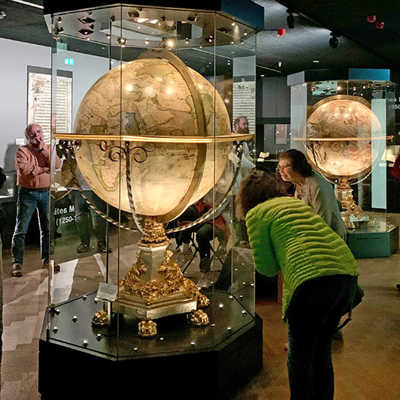 In der Schatzkammer der Wissenschaftlichen Bibliothek konnten sich die Gäste unter anderem die berühmten Coronelli-Globen anschauen. Sie wurden Ende des 17. Jahrhunderts für den Trierer Fürstbischof Johann Hugo von Orsbeck hergestellt und haben einen Durchmesser von mehr als einem Meter.