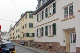 Die Fassaden in der Magnerichstraße in Trier-West zeigen deutlich, welche Häuser schon saniert sind. Die neue Wohnungsbaugesellschaft Wit wird die Sanierung hier fortsetzen.