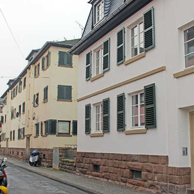 Die Fassaden in der Magnerichstraße in Trier-West zeigen deutlich, welche Häuser schon saniert sind. Die neue Wohnungsbaugesellschaft Wit wird die Sanierung hier fortsetzen.