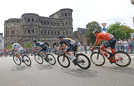 Viele Zuschauer und die Porta Nigra standen bei der Fahrt der Radprofis durch Trier Spalier.