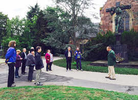 Besuchergruppe an der alten Kapelle des Hauptfriedhofs