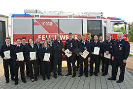 Feuerwehrchef Herbert Albers-Hain ehrt Richard Wollscheid für seine 18 Jahre als stellvertretender Löschzugführer (Mitte). Als neuen stellvertretenden Löschzugführer ernennt er Brandmeister Marco Monshausen (2. v. r.). Ebenfalls ausgezeichnet wird Jugendfeuerwehrwart Lars Lorenz (5. v. r.) für 14 Jahre Engagement. Für 30 Jahre Mitgliedschaft im Löschzug wird Oberbrandmeister Kurt Schergen (6. v. r) geehrt.