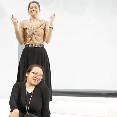 Probenfoto der Trierer Inszenierung mit Janja Vuletic (stehend) und Yibao Chen. Foto: Theater