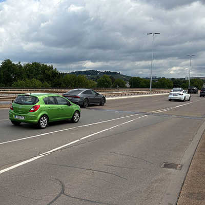 Auf der Konrad-Adenauer-Brücke sind in Fahrtrichtung Osten wieder alle drei Spuren für den Verkehr freigegeben.
