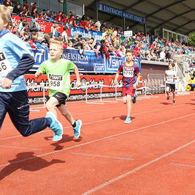 Bei der Laufstrecke von 1500 Metern mussten die jungen Läufer mehrfach die Stadionrunde zurücklegen. Foto: Stadtwerke