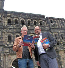 Foto: Johannes Kolz und Thomas Egger begutachten den neuen Stadtrallye-Comic.
