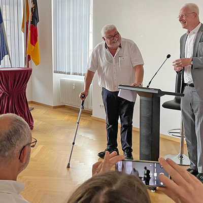 Oberbürgermeister Wolfram Leibe (rechts) hat den ehemaligen Leiter des Gesundheitsamtes, Dr. Harald Michels, verabschiedet und seine Leistungen in diesem Amt gewürdigt.