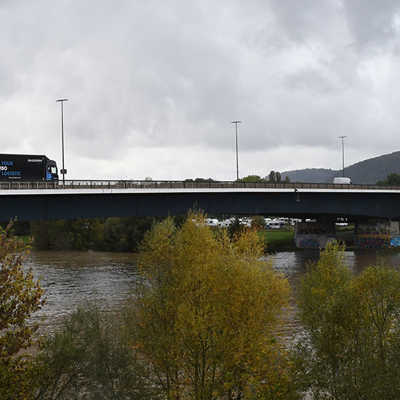 Die Konrad-Adenauer-Brücke verbindet als Bundesstraße die Stadtteile Euren und Trier-Süd und ist die am stärksten befahrene Trierer Moselquerung.