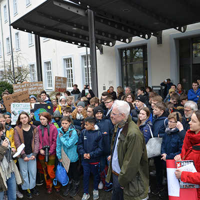 Die Teilnehmerinnen und Teilnehmer der Schüler-Demo für den Klimaschutz wenden sich mit ihren Anliegen vor dem Rathaus an OB Wolfram Leibe.