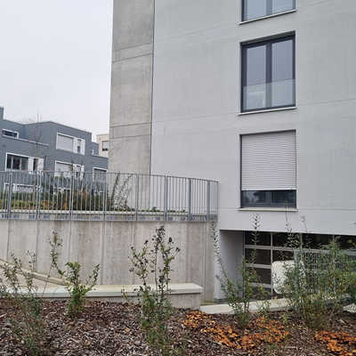 Viele Neubauvorhaben in den letzten Jahren, wie etwa das Projekt Ecole Maternelle der EGP auf dem Petrisberg, wurde mit Tiefgaragen realisiert. Diese Lösung mit aktuellen Brutto-Kosten von mindestens 35.000 Euro pro Stellplatz ist die teuerste Option.
