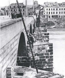 Pioniere der 10. US-Panzerdivision entfernen Sprengstoff aus den Pfeilern der Trierer Römerbrücke.