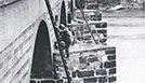 Pioniere des 55th Armored Engineer Batallions der 10. US-Panzerdivision entfernen Sprengstoff aus den Pfeilern der Trierer Römerbrücke. Foto: Stadtarchiv Trier