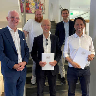 Intendant Lajos Wenzel (r.) und Generalmusikdirektor (GMD) Jochem Hochstenbach (Mitte) haben bei Oberbürgermeister Wolfram Leibe (l.), Personalchef Alexander Fisch (hinten r.) und Kulturdezernent Markus Nöhl ihre aktuellen Verträge unterzeichnet.