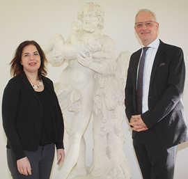 Das Gespräch von OB Leibe mit Generalkonsulin Sandra Simovich fand in dessen Büro im Rathaus statt. Vorher gab es einen Fototermin vor der Nachbildung einer Statue von Ferdinand Tietz. 