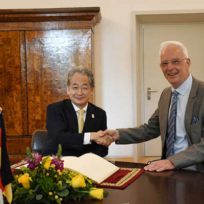 Herzliches Einvernehmen herrschte beim Treffen von Wolfram Leibe (r.) mit Botschafter Tadahiro Matsubara.