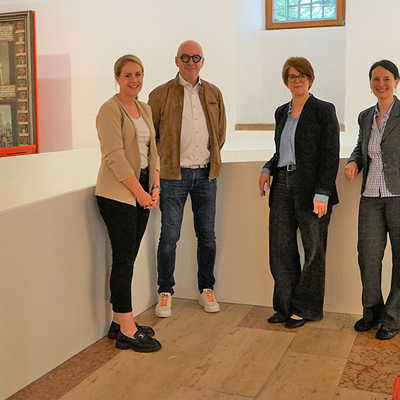 Dr. Viola Skiba und Dr. Dorothée Henschel (Stadtmuseum v. r.) stellen die neue Rampe für Rollstuhlfahrer zusammen mit Dana Bonertz (Nikolaus-Koch-Stiftung) und dem städtischen Behindertenbeauftragten Gerd Dahm vor. Foto: Stadtmuseum