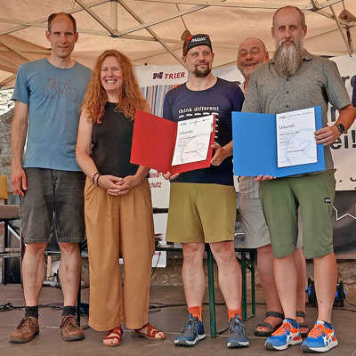 Florian Teklik (Mitte/Stadt Trier) und Piotr Szuszkiewicz (r., Kreis Trier-Saarburg) werden von den Beigeordneten Thilo Becker (l.) und Iris Molter Abel (2.v.l.) sowie Klimaschutzmanager Hendrik Wisbar (2.v.r.) als beste Einzelteilnehmer beim Stadtradeln geehrt.