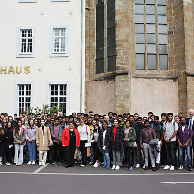 Zum Abschluss des Empfangs posieren alle Studierenden mit OB Leibe (3. v. r.) für ein Erinnerungsfoto vor dem Rathaus.