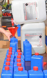 Desinfektionsmittel wird zur Benutzung in den Trierer Schulen in Plastikflaschen umgefüllt.