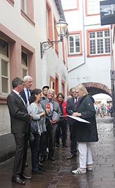 Dr. Angelika Meyer, Leiterin der städtischen Denkmalpflege, erläutert bei einem Ortstermin die Baugeschichte des Judenviertels.