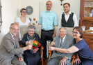 Gemeinsam mit Oberbürgermeister Klaus Jensen (l.), der Ortsvorsteherin von Trier-Süd, Jutta Föhr (r.), und den Enkeln Noemi, Benjamin und Elias Lintz (hinten) stoßen Magdalena und Werner Schuler auf 65 Jahre Ehe an. 
