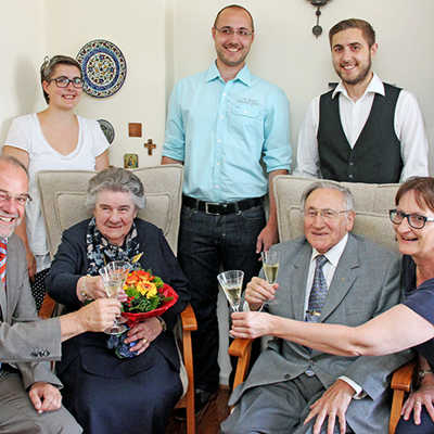 Gemeinsam mit Oberbürgermeister Klaus Jensen (l.), der Ortsvorsteherin von Trier-Süd, Jutta Föhr (r.), und den Enkeln Noemi, Benjamin und Elias Lintz (hinten) stoßen Magdalena und Werner Schuler auf 65 Jahre Ehe an. 