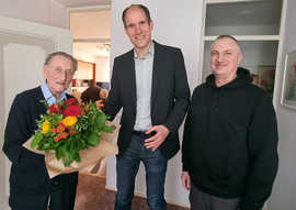 Mit einem Blumenstrauß in den Trierer Stadtfarben gelb und rot gratulierten Beigeordneter Dr. Thilo Becker und Ortsvorsteher Marc Borkam Freimut Zieger zum 100. Geburtstag.