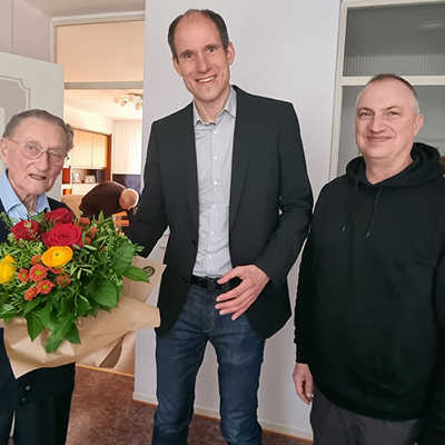 Beigeordneter Dr. Thilo Becker und Ortsvorsteher Marc Borkam (rechts) wünschen Freimut Zieger alles Gute zum 100. Geburtstag.