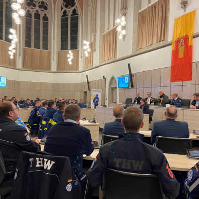 Voll besetzt mit Mitgliedern des THW war der Rathaussaal, als Oberbürgermeister Wolfram Leibe den Mitgliedern für ihr Engagement bei der Ausrichtung des Bundesjugendlagers dankte.