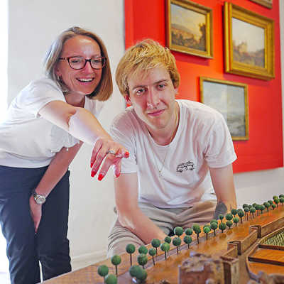 Polina Constantinova und Sven Heiser – die neuen Gesichter des Jugendclubs im Stadtmuseum Simeonstift. Foto: Stadtmuseum