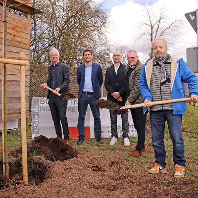 OB Wolfram Leibe, Alexander Fisch (Wirtschaftsförderung), Andreas Kardelky (SWT), Stadtwerke-Vorstand Arndt Müller und Hans-Alwin Schmitz (Ortsvorsteher Euren, v. l.) pflanzen einen Amber-Baum im entstehenden Gewerbequartier „parQ54“, das sich durch seine Nachhaltigkeit und Innovationen auszeichnen wird.