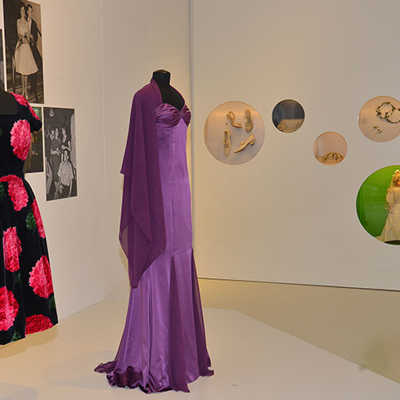 In einer Station der Ausstellung steht Ball- und Festmode im Blickpunkt. Zu der von Susanne Weibler entworfenen Ausstellungsarchitektur gehören neben den Figurinen für die Kleider Bullaugenfenster, in denen unter anderem passende Accessoires präsentiert werden. 