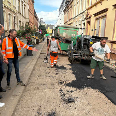 Baudezernent Dr. Thilo Becker (zweiter von links) informierte sich am Freitag bei Julian Lehnart (Leiter Amt StadtRaum, links) und Marco Barth (Projektleiter, dritter von links) über den Fortgang der Arbeiten in der Sachsenstraße.