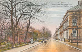 Die kolorierte Ansichtspostkarte aus der Frühzeit der französischen Besatzung in Trier zeigt die Kaiserstraße Richtung Mosel.