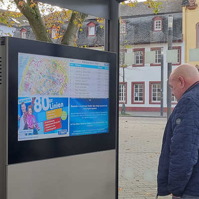 Stefan Neukirch informiert sich an dem in das Haltestellenhäuschen integrierten Display über die nächsten Abfahrten. Nach dem Vorbild der Anlage am Nikolaus-Koch-Platz sollen weitere installiert werden. 