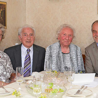 Zur Eisernen Hochzeit gratulieren OB Klaus Jensen (r.) und die Heiligkreuzer Ortsvorsteherin Elisabeth Ruschel. 