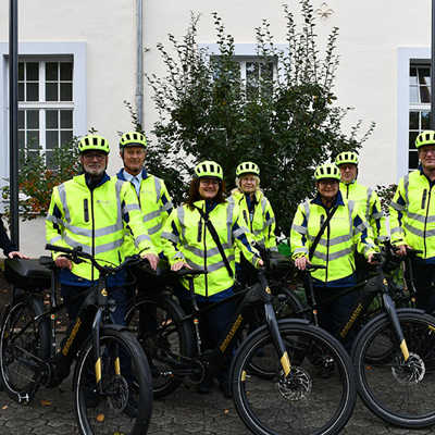 Anne-Kathrin Sonntag (l.) ist mit ihrem Team des Ordnungsamts auf E-Bikes in der Innenstadt unterwegs, um schneller und umweltfreundlich zu den Einsatzorten zu kommen.