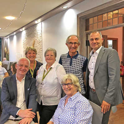 Die Oberbürgermeister Wolfram Leibe aus Trier (links) und Peter Kleine aus Weimar (rechts) freuten sich bei dem Abendessen im Estricher Hof über das Treffen mit Dr. Christine Meißner und Elke Mohnhaupt-Schmidt (Trier-Gesellschaft Weimar) sowie Elisabeth Ruschel und Erwin Löwenbrück von der Weimar-Gesellschaft aus Trier (v. l.).