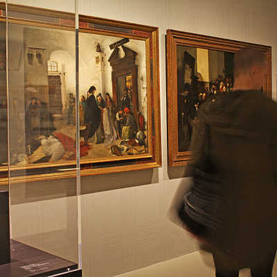 Das Stadtmuseum Simeonstift gibt in großen Ölbildern Einblick in die gesellschaftlichen Probleme des 19. Jahrhunderts. Im Hintergrund sieht man eine gemalte Szene aus einem Pfandleihhaus.
