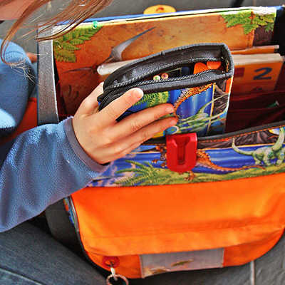 Ein Schulkind packt seine Tasche. Foto: Birgitta Hohenester / pixelio.de