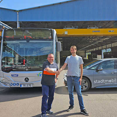 Elmar Kandels, Bereichsleiter Mobilität bei den Stadtwerken (l.), gratuliert Kooperationspartner Patrick Wagner von Stadtmobil Trier zum zehnjährigen Jubiläum des Unternehmens. Foto: SWT
