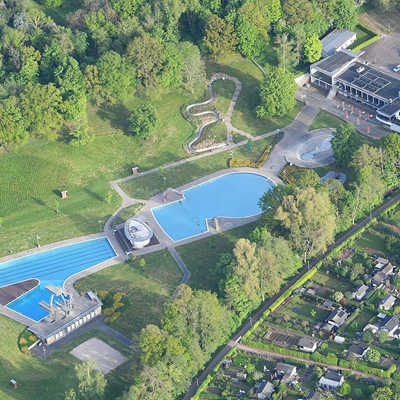 Das Luftbild zeigt die verschiedenen Becken und die großzügigen Liegewiesen des Südbads mit Angeboten für die ganze Familie. Foto: SWT