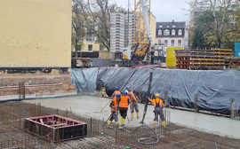 Betonarbeiten auf einer Baustelle für ein Schulgebäude 