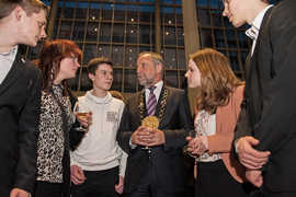 Foto: OB Jensen im Gespräch mit Mitgliedern des Jugendparlaments.