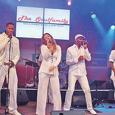Bei ihrem Aufritt auf der Domfreihof-Bühne präsentiert die Soulfamily Cover-Songs von Rocklady Tina Turner.