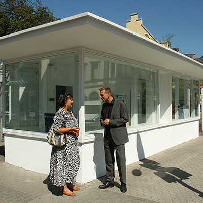 Die EGP hat den Kiosk in seine 60er-Jahre-Architektur zurückgebaut. Baudezernentin Simone Kaes-Torchiani und Jan Eitel (EGP-Geschäftsführer) hoffen auf viele Ausstellungsinteressenten. 