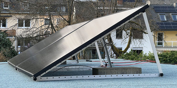 Photovoltaikmodule stehen auf einem Garagendach.